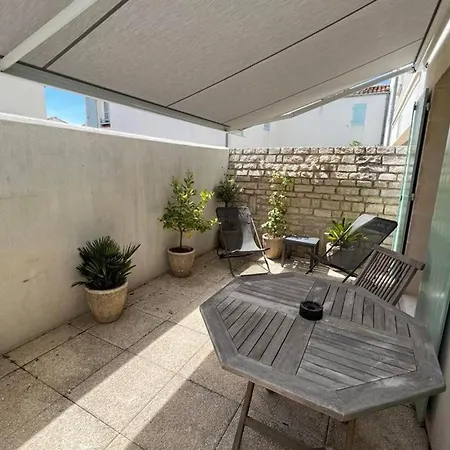 New T1 With Courtyard Between Port And Holiday home *